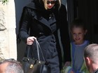 Abalada, Nicole Kidman é vista deixando a casa dos pais