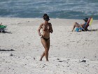 Carla Marins deixa corpão em dia com corridinha na praia