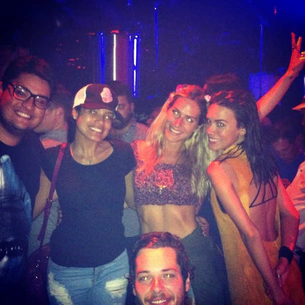 Giovanna Ewbank com Ildi Silva e amigos em espetáculo em Nova York, nos Estados Unidos (Foto: Instagram/ Reprodução)
