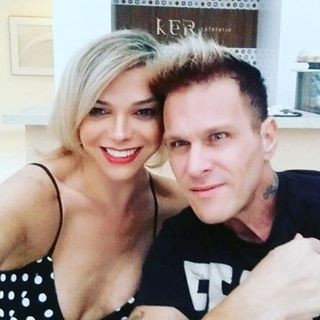 Leo Áquilla com o noivo (Foto: Instagram / Reprodução)