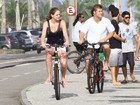 Diego Alemão pedala com a namorada na orla do Rio