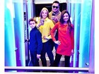 Xanddy e Carla Peres tiram foto com toda a família em elevador de Paris