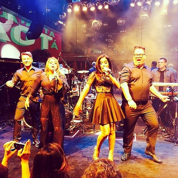 Thiago Fortes, Preta Gil, Anitta e Júnior Mendes em show em São Paulo (Foto: Instagram/ Reprodução)