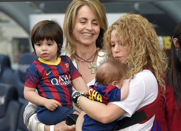 Shakira com os filhos (Foto: AFP)