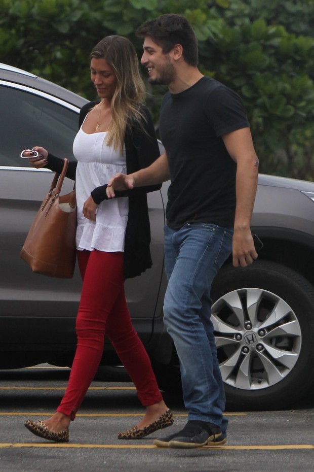 Daniel Rocha e a namorada em restaurante na Barra (Foto: Delson Silva / AgNews)