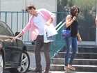 Ashton Kutcher ajuda Mila Kunis com sacolas em dia de compras