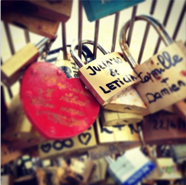  Mulher de Juliano Cazarré mostra cadeado que os dois colocaram em ponte de Paris (Foto: Reprodução/Instagram)