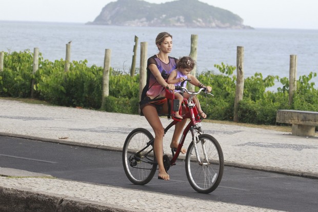 Grazi Massafera de bicicleta com a filha (Foto: Dilson Silva / Agnews)