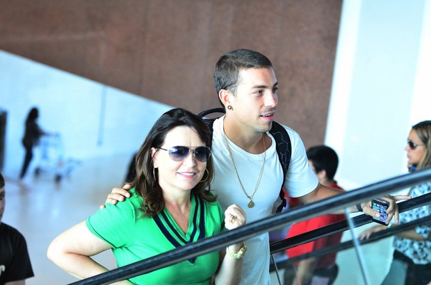 Di Ferrero e mãe em aeroporto (Foto: William Oda / Agnews)