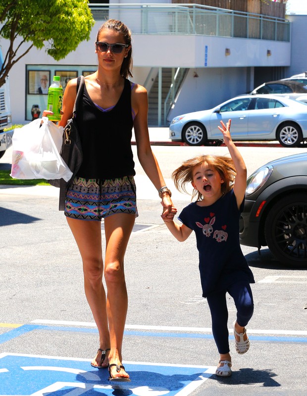 Alessandra Ambrósio com a filha Anja em Los Angeles, nos Estados Unidos (Foto: X17/ Agência)