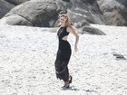 Isabelle Drummond grava com Dudu Azevedo em praia do Rio