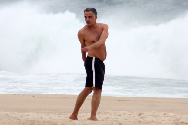 Ângelo Antônio se alongando na praia (Foto: JC Pereira/Foto Rio News)