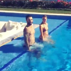 Adam Levine e a mulher, Behati Prinsloo, se divertem em piscina (Foto: Instagram/ Reprodução)