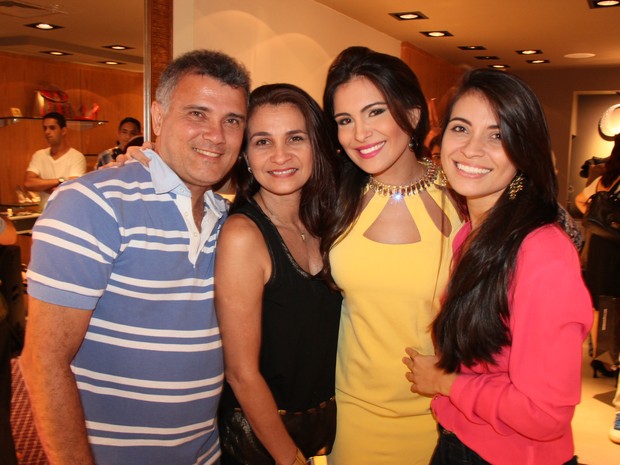 Ex-BBB Kamilla com a mãe, Paula, o pai, Luis, e a irmã Karina em evento em Belém (Foto: Christian Emanoel/ Divulgação)
