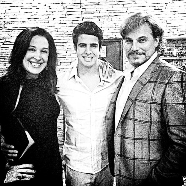 Enzo Celulari com os pais, Claudia Raia e Edson Celulari, em restaurante no Rio (Foto: Instagram/ Reprodução)