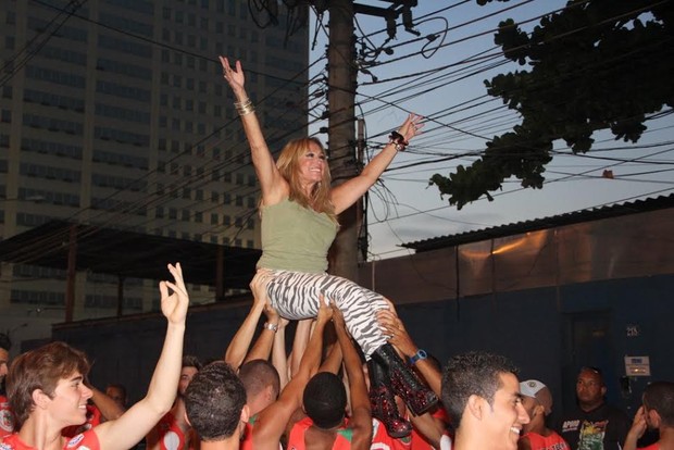 Susana Vieira carregada por homens na Sapucaí (Foto: Rodrigo dos Anjos / AgNews)