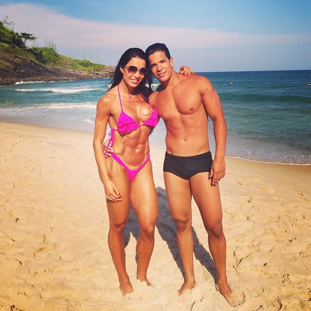 Gracyanne Barbosa e amigos na praia (Foto: Instagram / Reprodução)
