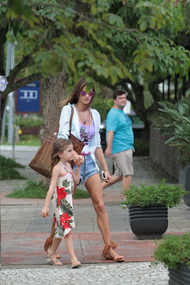 Alessandra Ambrósio e a filha em Florianópolis  (Foto: Orlando Oliveira/AgNews)