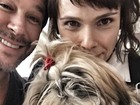 Débora Falabella posa com Murilo Benício e pets para selfie