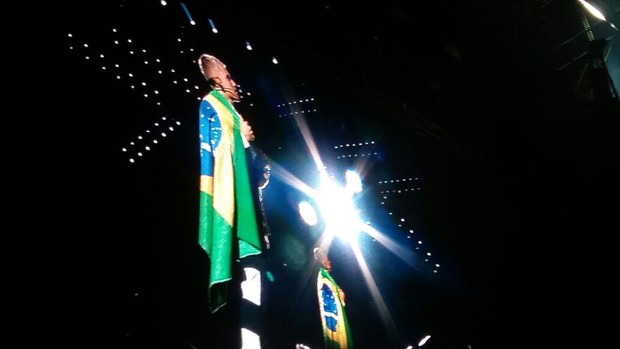 Justin Bieber com a bandeira do Brasil (Foto: EGO)