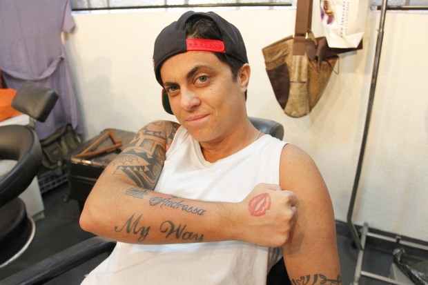 Thammy Miranda faz tatuagem para a namorada (Foto: Paduardo / AgNews)