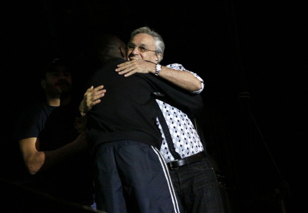 Homem ganha invade palco e ganha abraço de Caetano Veloso (Foto: Celso Tavares/EGO)
