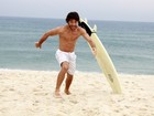 Kayky Brito posa para fotos em praia carioca 