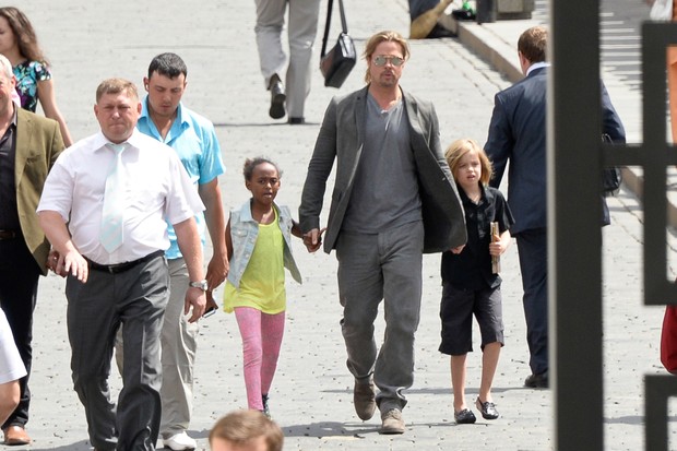 Brad Pitt com as filhas em Moscou (Foto: Bauer-Griffin / Honopix	)