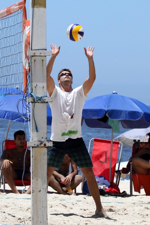 Rodrigo Hilbert joga vôlei na praia (Foto: André Freitas / AgNews)