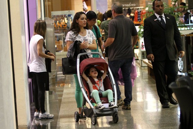 Jaime Matarazzo e família no shopping (Foto: Marcos Ferreira / FotoRioNews)