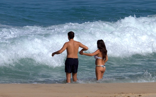Ricardo Pereira e mulher, Francisca, na praia (Foto: Wallace Barbosa/AgNews)