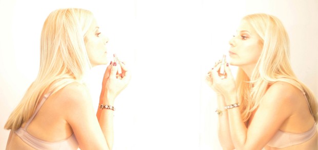 De sutiã, Paula Toller se maquia em frente ao espelho (Foto: Site Oficial/ Reprodução)