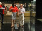 Renato Aragão passeia de mãos dadas com a mulher no Rio