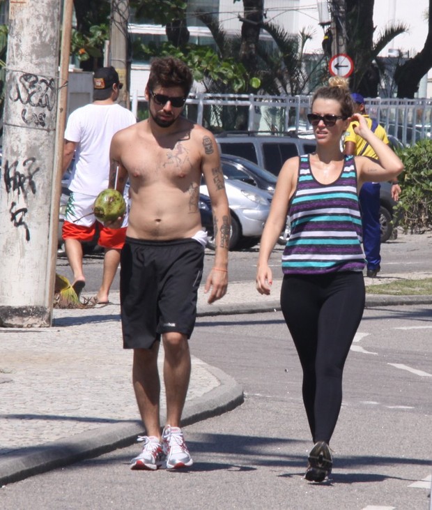 Juliana Didone e namorado caminhando (Foto: Gabriel Rangel / Agnews)