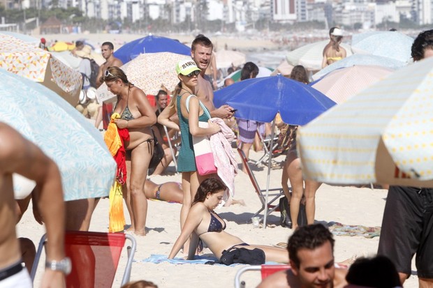 Fernanda Lima e Rodrigo Hilbert com fãs na praia do Leblon, RJ (Foto: Gil Rodrigues/ FotoRio News)