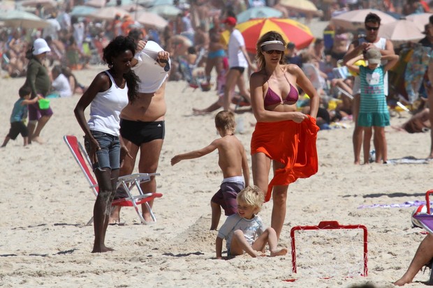 Fernanda Lima com os filhos na praia (Foto: Wallace Barbosa / AgNews)