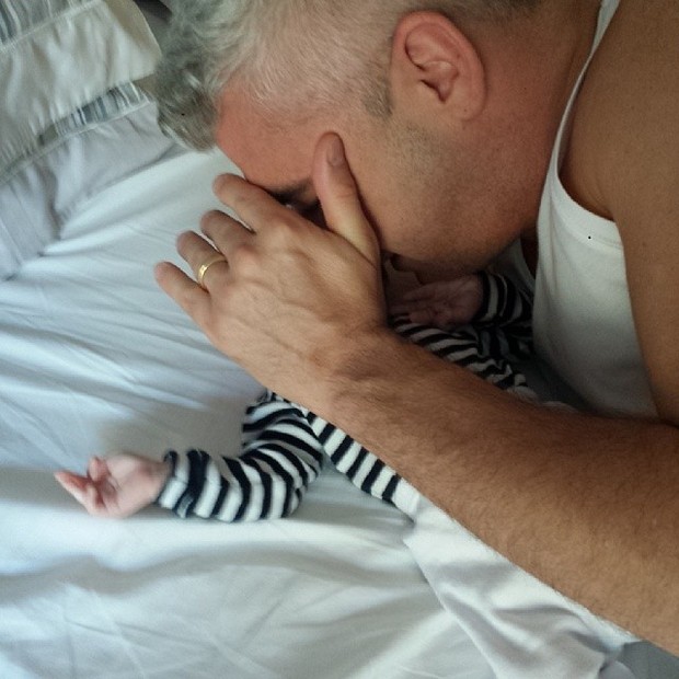 Marido da ana Hickmann com o bebê (Foto: Instagram / Reprodução)
