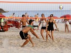 Fernanda Lima joga vôlei com Rodrigo Hilbert em praia do Rio
