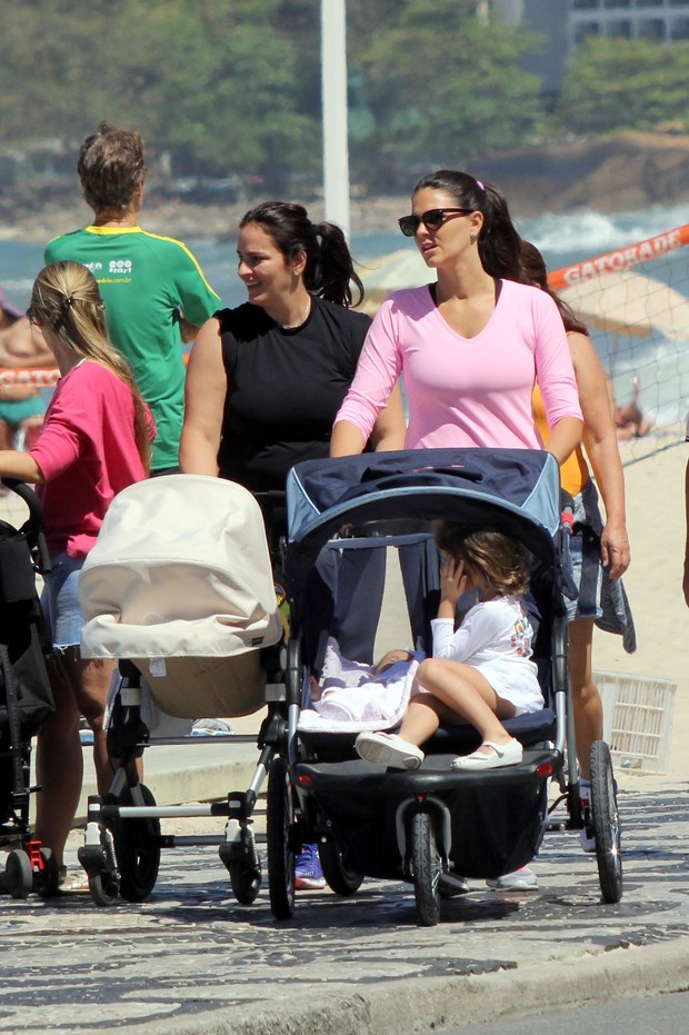 Daniella Sarahyba passeia com as filhas (Foto: J.Humberto / AgNews)