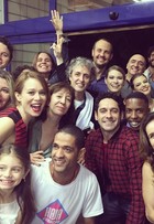 Karen Junqueira posa com elenco de 'Haja Coração' na reta final da trama