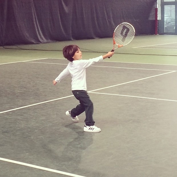 Filho de Kaká e Carol, Luca, jogando tênis (Foto: Instagram / Reprodução)