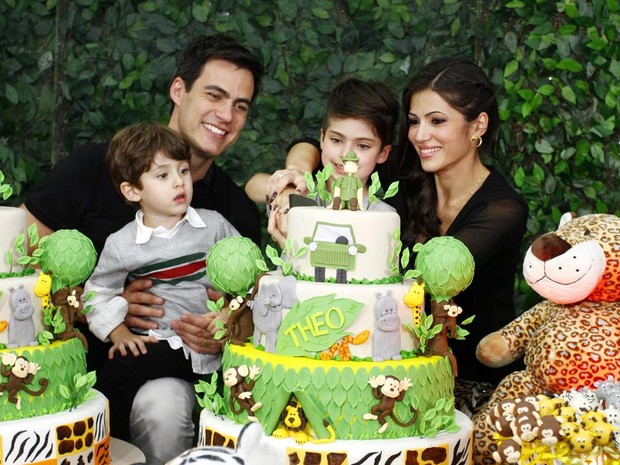 Carlos Casagrande com a mulher, Marcelly Anselmé, e os filhos Theo e Luca em festa em São Paulo (Foto: Paduardo/ Ag. News)