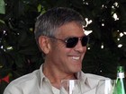 Após fim de namoro, George Clooney almoça sorridente na Itália