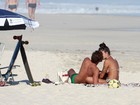 Aline Riscado troca beijos com Felipe Roque em dia na praia