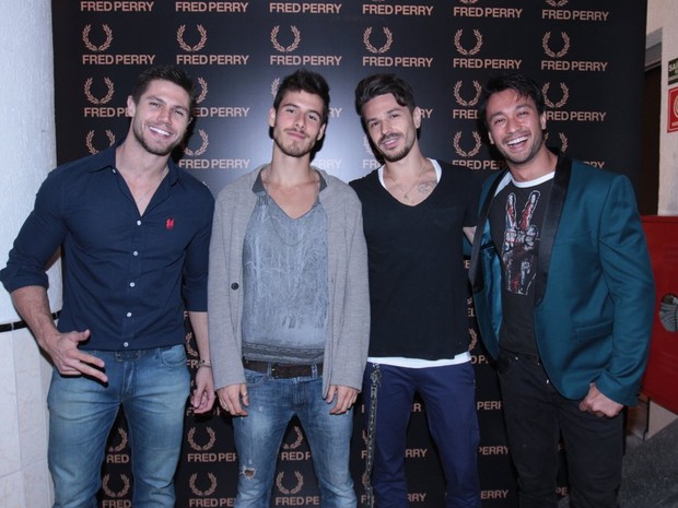 Ex-BBBs Jonas com amigos em festa em São Paulo (Foto: Leo Franco/ Ag. News)
