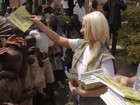 Christina Aguilera visita refugiados de guerra em Ruanda
