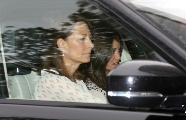 Carole e Pippa Middleton visitam Palácio de Kensington (Foto: Getty Images)