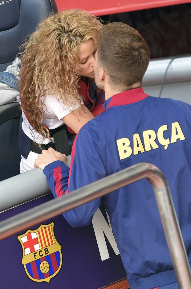 Shakira e Piqué se beijam (Foto: AFP)