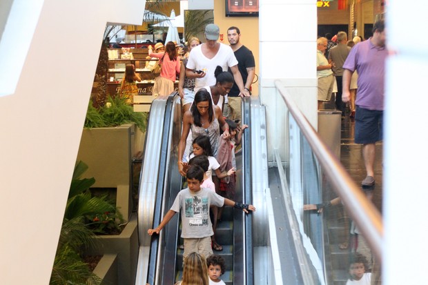 Márcio Garcia com os filhos em shopping do Rio (Foto: Daniel Delmiro / AgNews)