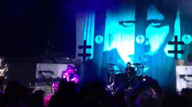 Marilyn Manson cai no palco no Canadá (Foto: YouTube/Reprodução)